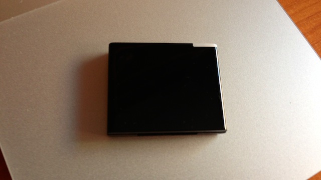 iwave bt music receiver sobre un Magic Trackpad, ocupando el tercio central del mismo