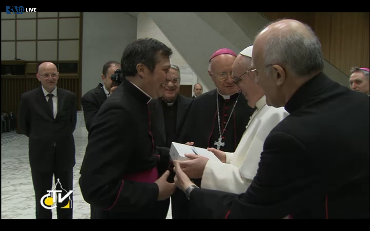 El Papa Francisco recibe un iPad en la audiencia con los periodistas