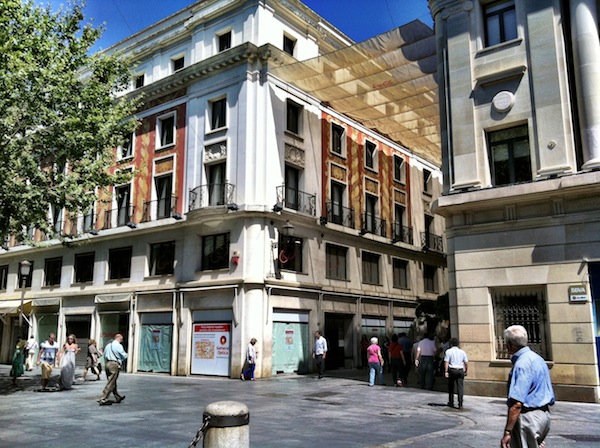 Foto actual de la esquina mencionada en el artículo donde estaba la tienda de General Optica