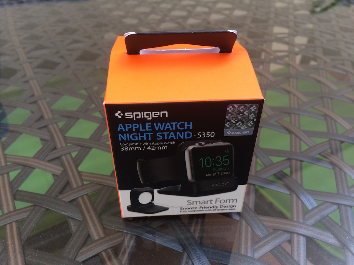 Caja del Apple Watch Night Stand de Spigen, cuadrada y pequeña