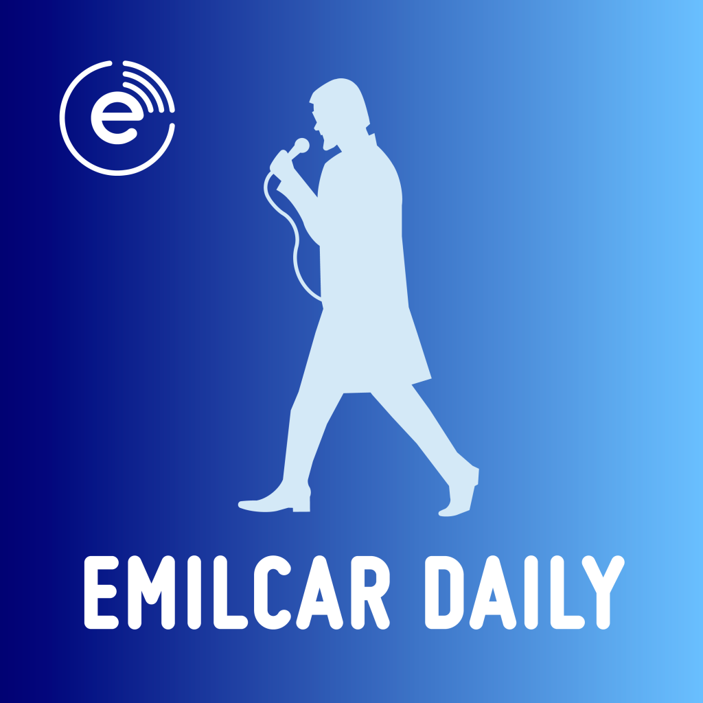 Primera carátula de Emilcar Daily diseñada por Pedro Luis Alba, que representa una silueta mía, andando por la calle, y grabando el podcast con un micrófono en la mano, como un reportero.